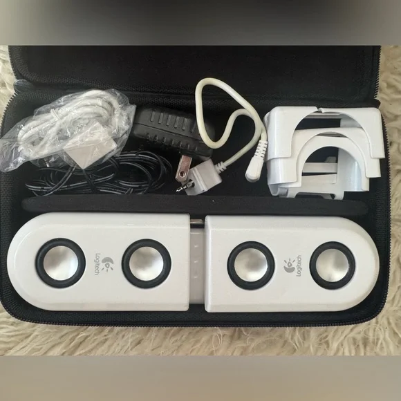 Logitech M22 Speakers with travel case. - Picture 1 of 5